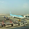Máy bay của hãng hàng không Korean Air đang đón khách tại sân bay Quốc tế Gimpo. (Ảnh: Anh Nguyên/TTXVN)