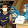 Lực lượng y tế tiêm Vaccine phòng COVID-19 ở Sóc Trăng. (Ảnh: Trung Hiếu/TTXVN)