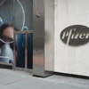 Một người phụ nữ đi trước trụ sở chính của Pfizer ở Manhattan. (Nguồn: Getty Images)