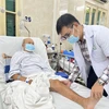 Bác sỹ thăm khám tình trạng sức khỏe của người bệnh. (Nguồn: Bệnh viện Việt Đức)