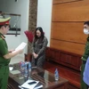 Cơ quan điều tra thi hành lệnh bắt bị can Trịnh Thu Trang. (Nguồn: Công an tỉnh Bắc Giang)