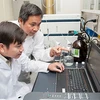 Giáo sư-Tiến sỹ Trần Đăng Xuân (bên phải) và nghiên cứu viên tại Phòng thí nghiệm sinh lý, thực vật và hóa sinh. (Nguồn: Đại học Hiroshima)