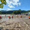 Lực lượng cứu hộ tìm kiếm người mất tích sau bão Nalgae tại Datu Odin Sinsuat, tỉnh Maguindanao, Philippines, ngày 31/10 vừa qua. (Ảnh: AFP/TTXVN)