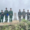 Đồn Biên phòng Mường Nhé, Bộ đội biên phòng tỉnh Điện Biên (Việt Nam) và Đại đội 117, Bộ Chỉ huy quân sự tỉnh Phong Sa Lỳ (Lào) tuần tra cột mốc 21. (Ảnh: TTXVN phát)