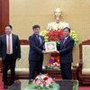Chủ tịch UBND tỉnh Hòa Bình Bùi Văn Khánh tặng quà lưu niệm cho Đoàn công tác. (Ảnh: Vũ Hà/TTXVN)