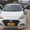 Chiếc xe taxi mà tài xế tử vong bên trong dừng đỗ trong khuôn viên di tích Sở Chỉ huy Chiến dịch Điện Biên Phủ. (Ảnh: TTXVN phát)