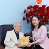 Phó Chủ tịch nước Võ Thị Ánh Xuân tặng quà nguyên Phó Chủ tịch nước Nguyễn Thị Bình. (Ảnh: Văn Điệp/TTXVN)