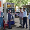 Lực lượng chức năng Đà Nẵng kiểm tra hoạt động tại các cửa hàng xăng dầu trên địa bàn. (Ảnh: Quốc Dũng/TTXVN)