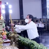 Ông Nguyễn Văn Nên, Ủy viên Bộ Chính trị, Bí thư Thành ủy Thành phố Hồ Chí Minh thực hiện nghi thức dâng hương tưởng niệm đồng bào tử vong, cán bộ, chiến sỹ hy sinh trong đại dịch COVID-19. (Ảnh: Xuân Khu/TTXVN)