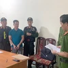 Cơ quan Cảnh sát điều tra Công an tỉnh Điện Biên đọc các Quyết định khởi tố bị can, lệnh bắt bị can để tạm giam đối với Trần Duy Tuấn. (Ảnh: TTXVN phát)
