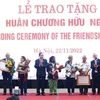 Phó Chủ tịch thường trực Quốc hội Trần Thanh Mẫn trao Huân chương Hữu nghị cho lãnh đạo và các thành viên của Hội đồng Hòa bình Thế giới. (Ảnh: Minh Đức/TTXVN)