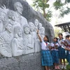 Học sinh đến tham quan và tìm hiểu tại Khu lưu niệm Thủ tướng Võ Văn Kiệt. (Ảnh: Lê Thúy Hằng/TTXVN)