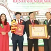 Đại diện Tổ chức kỷ lục Việt Nam VietKings trao bằng xác lập kỷ lục bệnh viện lâu đời nhất Việt Nam cho Bệnh viện Bệnh Nhiệt đới Thành phố Hồ Chí Minh. (Ảnh: Đinh Hằng/TTXVN)