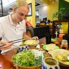 Du khách nước ngoài thưởng thức mỳ Quảng.