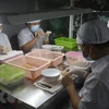 Sơ chế sản phẩm yến tinh tại cơ sở yến sào Du Long, Thành phố Rạch Giá (Kiên Giang). (Ảnh: Lê Huy Hải/TTXVN)