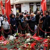 Người dân đặt hoa để tưởng nhớ các nạn nhân của vụ nổ ngày 15/11 vừa qua trên Đại lộ Istiklal. (Nguồn: Reuters)