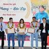 Đại diện các tác giả nhận giải Nhì, giải thưởng Báo chí viết về du lịch Thành phố Hồ Chí Minh năm 2022. (Ảnh: Mỹ Phương/TTXVN)