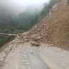 Hàng trăm khối đất, đá trên núi đổ xuống gây ách tắc trên tuyến Quốc lộ 8A, đoạn qua xã Sơn Kim 1. (Ảnh: TTXVN phát)