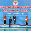 Trao giải nội dung Lặn vòi hơi chân vịt 100m nữ, huy chương Vàng thuộc về Cao Thị Duyên (Thanh Hóa), đồng thời phá kỷ lục quốc gia ở môn này. (Ảnh: Tuấn Đức/TTXVN)