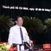 Ông Phan Văn Mãi, Chủ tịch UBND Thành phố Hồ Chí Minh trả lời chất vấn của các đại biểu HĐND Thành phố Hồ Chí Minh. (Ảnh: Xuân Khu/TTXVN)