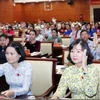 Các đại biểu HĐND Thành phố Hồ Chí Minh khóa X, nhiệm kỳ 2021-2026 biểu quyết thông qua Nghị quyết về giám sát chuyên đề về thực hiện tổ chức chính quyền đô thị tại Thành phố Hồ Chí Minh. (Ảnh: Xuân Khu/TTXVN)