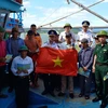 Lực lượng Cảnh sát biển tuyên truyền Luật Cảnh sát biển Việt Nam, Luật Thủy sản, tuyên truyền về IUU....cho ngư dân. (Ảnh minh họa: Đức Thọ/TTXVN)