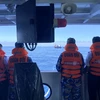 Cán bộ, chiến sỹ Tàu 409 nghiên cứu phương án cứu kéo tàu cá bị mắc cạn tại khu vực đảo Nam Yết.