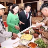 Giới thiệu món ẩm thực Mỳ quảng của Quảng Nam tại buổi họp báo. (Ảnh: Trần Lê Lâm/TTXVN)