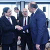 Thủ tướng Phạm Minh Chính trao đổi với Phó Thủ hiến Wallonie Borsus. (Ảnh: Dương Giang/TTXVN)