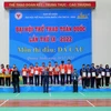 Ban Tổ chức trao huy chương cho các vận động viên xuất sắc của giải đấu. (Nguồn: báo Quảng Ninh)