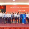 Bà Trương Thị Mai và ông Nguyễn Văn Nên cùng các đại biểu chụp hình lưu niệm. (Nguồn: Đảng bộ Thành phố Hồ Chí Minh)