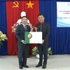 Lãnh đạo hai thành phố trao tặng quà kỷ niệm. (Nguồn: Thành phố Lâm Đồng)