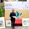 Anh Trần Trung Hiền, thành viên sáng lập viên của nhóm "Phố Bên Đồi" giới thiệu Bản đồ Nghệ thuật Đà Lạt. (Ảnh: Chu Quốc Hùng/TTXVN)