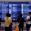 Mọi người đứng trước bảng thông tin chuyến bay tại Sân bay Quốc tế Haneda, Nhật Bản. (Nguồn: Reuters)