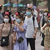 Khách tham quan tại công viên giải trí Disneyland ở Thượng Hải, Trung Quốc. (Ảnh: AFP/TTXVN)