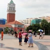 Du khách tham quan khu cáp treo An Thới-Hòn Thơm, thành phố Phú Quốc, tỉnh Kiên Giang. (Ảnh: Lê Huy Hải/TTXVN)