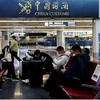Du khách chờ lấy hành lý tại Sân bay Quốc tế thủ đô Bắc Kinh, trong bối cảnh dịch bệnh do COVID-19 bùng phát. (Nguồn: Reuters)