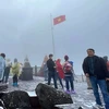 Khách du lịch chụp ảnh lưu niệm trên đỉnh Fansipan. (Ảnh: Quốc Khánh/TTXVN)