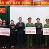 Phó Chủ tịch Thường trực UBND tỉnh Bắc Ninh Vương Quốc Tuấn (thứ 3 từ trái) trao thưởng cho các tập thể xuất sắc trong công tác điều tra, phá án. (Ảnh: Thái Hùng/TTXVN)
