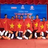 Báo Người Lao Động tặng cờ Tổ quốc cho ngư dân Ninh Thuận. (Ảnh: Công Thử/TTXVN)