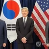 Nhà đàm phán hạt nhân hàng đầu của Seoul Kim Gunn (trái) và những người đồng cấp Hoa Kỳ Sung Kim (giữa) cùng người đồng cấp Nhật Bản Takehiro Funakoshi chụp ảnh chung tại Jakarta, ngày 13/12/2022. (Nguồn: Yonhap)
