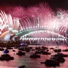 Khoảng hơn một triệu người đã tập trung tại bến cảng thành phố Sydneycủa Australia, tiễn biệt năm 2022, chào đón Năm mới 2023 với màn trình diễn pháo hoa lung linh sắc màu, ngày 1/1/2023. (Ảnh: AFP/TTXVN)