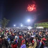 Người dân xem pháo hoa đón Năm mới tại Kampala, Uganda, ngày 1/1/2023. (Ảnh: AFP/TTXVN)