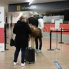 Hành khách xếp hàng chờ xét nghiệm COVID-19 tại một địa điểm xét nghiệm mới ở Sân bay Brussels, Bỉ ngày 2/1/2021. (Nguồn: Reuters)