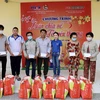Phó Bí thư Đoàn Thanh niên Cơ quan TTXVN Khu vực phía Nam Bùi Thị Xuân Anh gửi các phần quà Tết cho người dân khó khăn tại huyện Cần Giờ. (Ảnh: Hồng Giang/TTXVN)