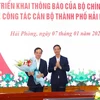 Ông Đỗ Mạnh Hiến tặng hoa chúc mừng Phó Thủ tướng Trần Lưu Quang. (Ảnh: Hoàng Ngọc/TXVN)