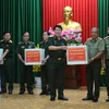 Đại tướng Lương Cường tặng quà Tết cho tập thể Công an tỉnh Trà Vinh. (Ảnh: Thanh Hòa/TTXVN)