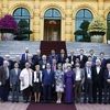 Chủ tịch nước Nguyễn Xuân Phúc chụp ảnh cùng các đại biểu quốc tế. (Ảnh: Thống Nhất/TTXVN)