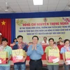 Trưởng ban Tuyên giáo Trung ương Nguyễn Trọng Nghĩa tặng quà công nhân lao động huyện Châu Thành. (Ảnh: Minh Trí/TTXVN)