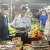 Đoàn kiểm tra Ban Quản lý an toàn thực phẩm Thành phố Hồ Chí Minh kiểm tra rau củ quả tại một chợ đầu mối nông sản trong thành phố. (Ảnh: TTXVN phát)